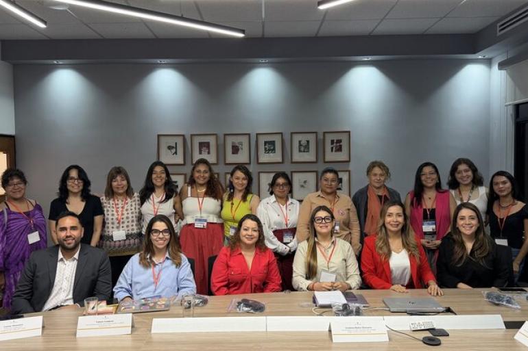 Cerca de 17 pessoas na foto, sendo 16 mulheres e um homem