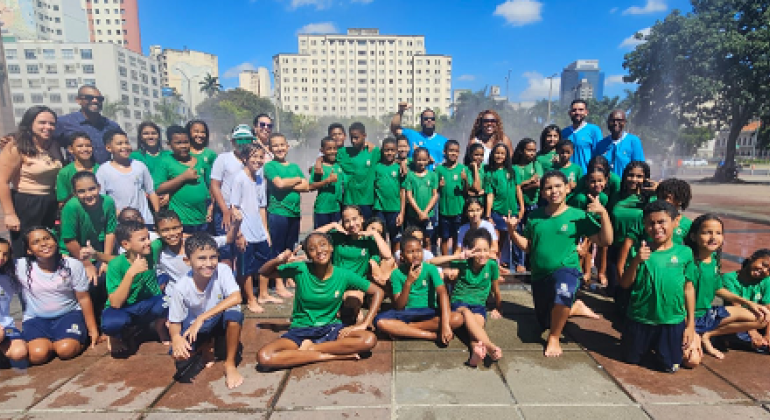 Alunos de escolas municipais tiveram aula na praça