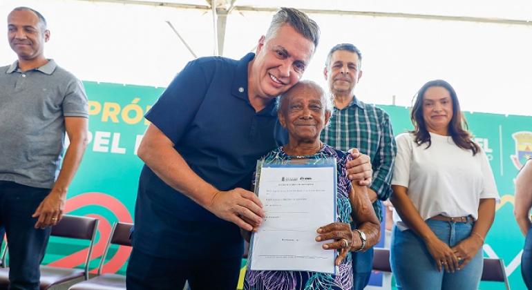 PBH entrega 566 documentos de propriedade para beneficiários da Política Municipal de Habitação