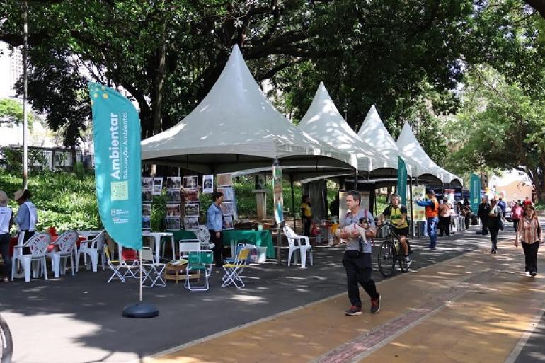 PBH e UFMG firmam parceria em disciplina de graduação sobre a preservação da biodiversidade e educação ambiental Tendas brancas e pessoas transitando durante graduação de biodiversidade