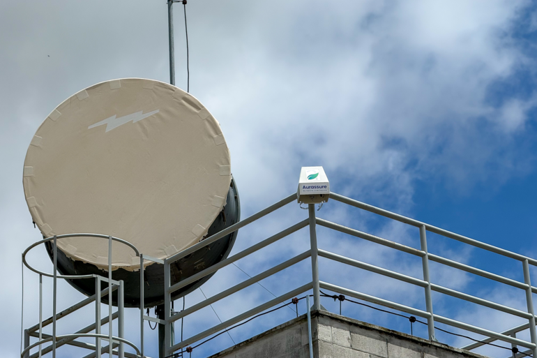Estações de monitoramento do ar instalada no alto de um prédio