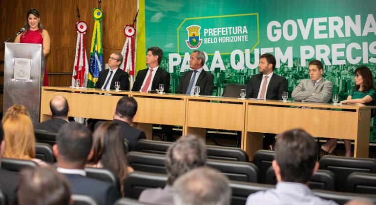 A Diretoria da Associação dos Procuradores Municipais de Belo Horizonte (APROM-BH) foi empossada para o biênio 2019/2020 em dezembro de 2018. Foto: Natalia Diniz Seis pessoas sentadas, em solenidade de posse da Diretoria da Associação dos Procuradores Municipais de Belo Horizonte (APROM-BH).