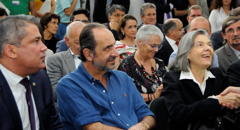 Primeira Apac da capital começa a funcionar em prédio cedido pela Prefeitura Prefeito Kalil em auditório, sentado, ao lado da ministra Carmen Lúcia