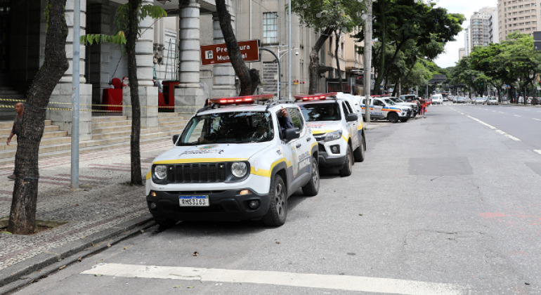 Viaturas da Guarda Municipal paradas em frente à sede da Prefeitura de Belo Horizonte
