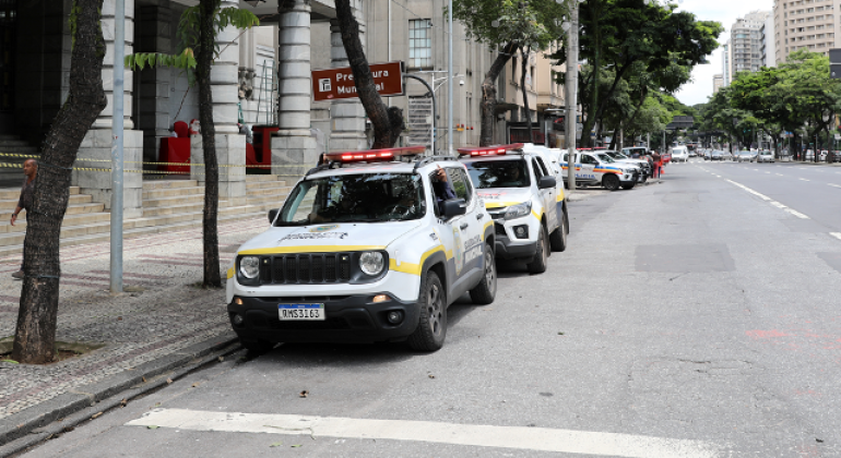 PBH e Estado definem estratégias de segurança após atos antidemocráticos Viaturas da Guarda Municipal paradas em frente à sede da Prefeitura de Belo Horizonte