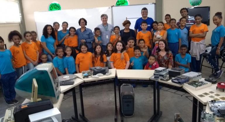 Mais de trinta alunos do programa "A hora do código" em sala do computador. 