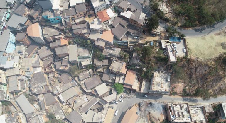 Os bairros Aparecida e Glória foram os primeiros locais de mapeamento dos lotes com maior incidência de larvas do mosquito Aedes aegypti. Foto: Divulgação PBH Foto aérea, de drone, de bairros da região Noroeste de BH.