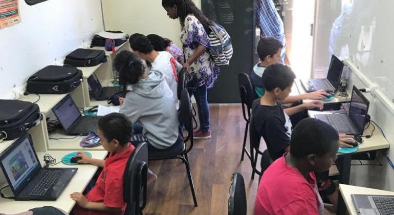 Projeto Conexão Aberta leva inclusão digital para mais de 8 mil pessoas Crianças usam computadores em projeto de inclusão digital