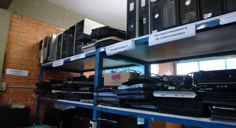 Foto: Divulgação PBH Prateleira com computadores recondicionados e a serem recondicionados.