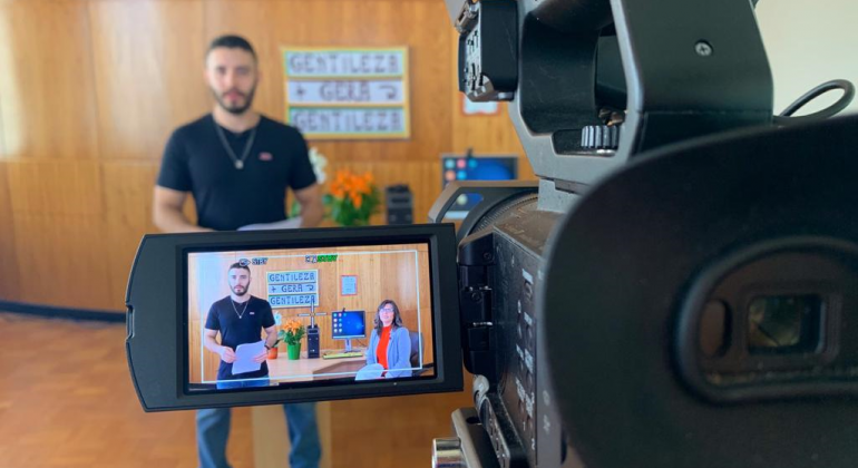 Idosos participam de cursos on-line e recebem videoaulas de inclusão digital Gravação de aula para o Gentileza Digital