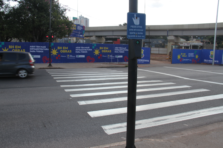 Botoeiras otimizam travessia na Avenida Cristiano Machado com Waldomiro Lobo