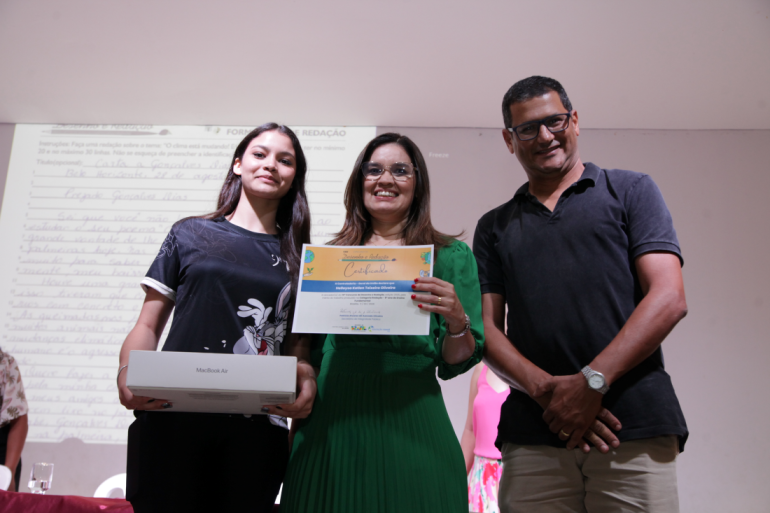 Estudante da rede municipal de BH recebe prêmio inédito da Controladoria-Geral da União Estudante da rede municipal de BH recebe prêmio inédito da Controladoria-Geral da União