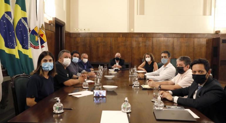 Prefeitura e Câmara debatem a mobilidade urbana em Belo Horizonte Mesa de reunião do Prefeito Fuad Noman com vereadores de Belo Horizonte