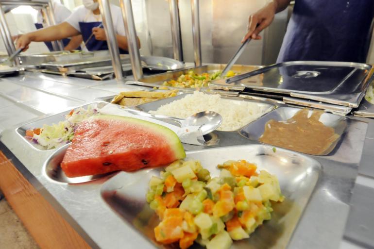 Restaurante Popular Regina Nabuco celebra 18 anos com cardápio especial e bolo para a população em Venda Nova