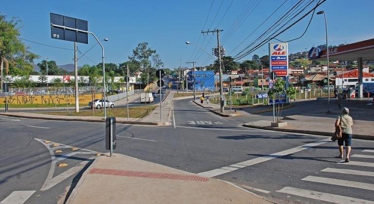 Cruzamento de vias mostra passeios em primeiro plano com as diretrizes a serem seguidas para o espaço, como rebaixamento na parte de acesso à faixa de pedestres