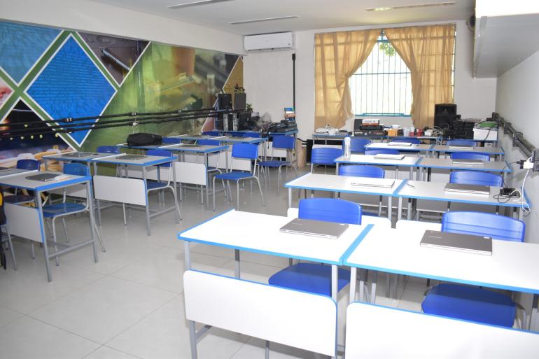 Aplicativo facilita localização de escolas e outros espaços com vagas na Educação de Jovens e Adultos em BH Sala de aula com mesas e cadeiras vazias