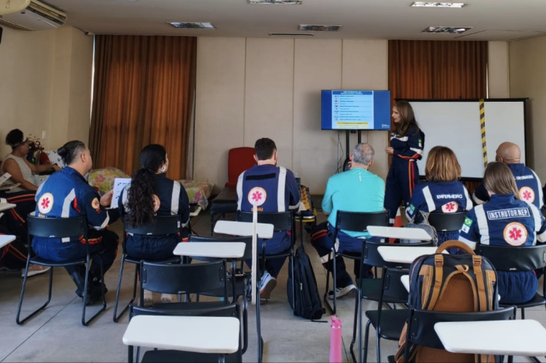 Samu-BH qualifica o atendimento a casos de saúde mental com protocolo inédito e treinamento dos profissionais A foto mostra um ambiente interno, com pessoas participando de treinamento.