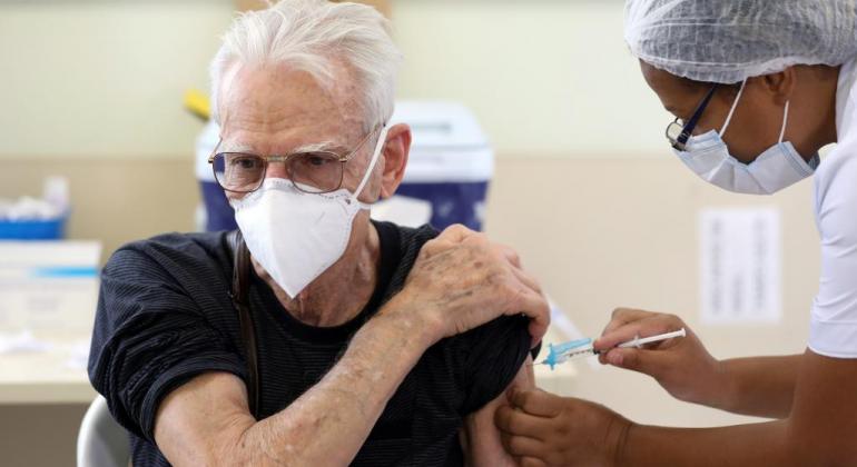 Prefeitura vacina mais de 5 mil idosos de 85 anos no primeiro dia da campanha Idoso sendo vacinado