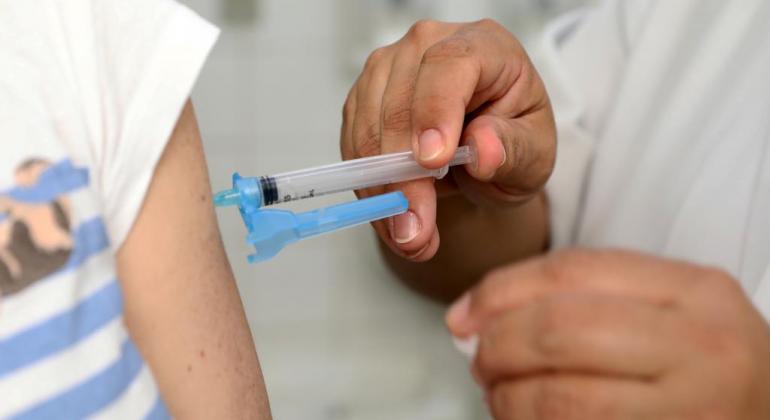 Campanha de vacinação contra a Gripe é ampliada para crianças de até 5 anos Criança recebendo vacina