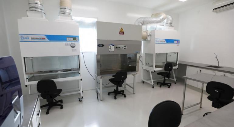 Foto do Laboratório Municipal de Biologia Molecular, utilizados para teste de Covid-19
