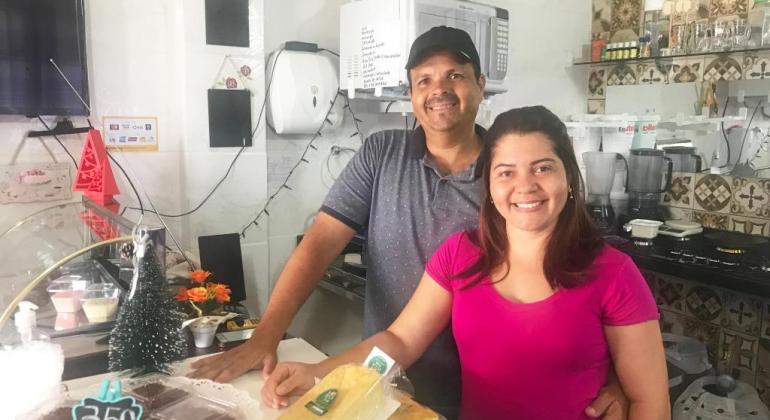 Dois vendedores em lanchonete no entorno do Hospital Metropolitano Dr. Célio de Castro. 