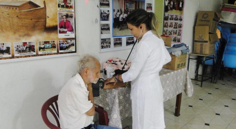 Grupo combate efeitos da diabetes e promove redução dos danos. Foto: Divulgação/PBH Profissional da saúde medindo pressão de um senhor em Centro de Saúde