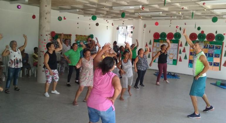 Na sexta-feira, 21/12, foi aberta a Academia da Cidade Paulo VI, localizada na rua das Neblinas, 120, Conjunto Paulo VI. Foto: Divulgação PBH Cerca de vinte cidadãos fazem ginástica em Academia da Cidade.