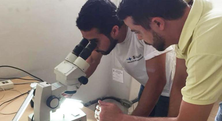 A Diretoria Regional de Saúde Pampulha conclui na terça-feira, dia 19/12, o curso de capacitação para Agentes de Combate a Endemias. Foto: Divulgação PBH Professor mostra lâmina de microscópio a aluno do curso curso de capacitação para Agentes de Combate a Endemias