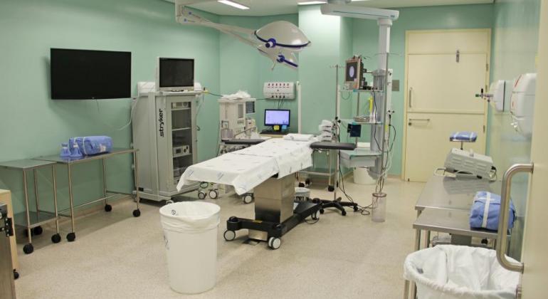 Centro cirúrgico do Hospital Metropolitano Dr. Célio de Castro, com cama e aparelhos especializados. 