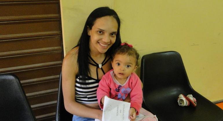 O Núcleo Ampliado de Saúde da Família e Atenção Básica oferece um grupo de atendimento multiprofissional para as mamães de bebês. Foto: Divulgação PBH Mãe com seu bebê no Centro de Saúde da região Leste
