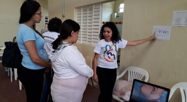 Prefeitura promove oficinas de incentivo ao aleitamento materno Agente dá informações sobre aleitamento a duas gestantes