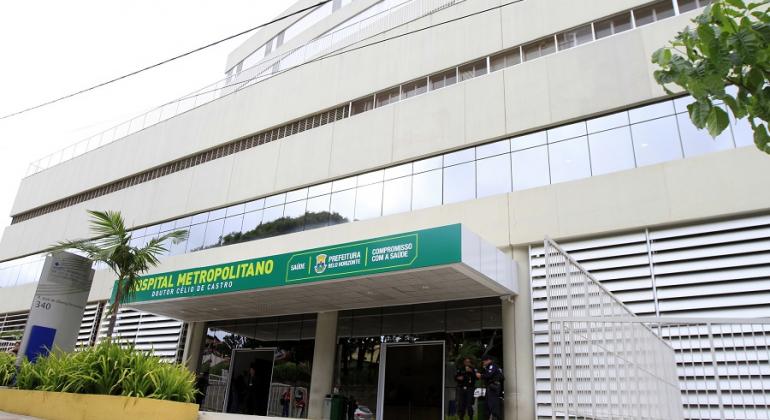 Fachada do Hospital Metropolitano Dr. Célio de Castro, durante o dia. 