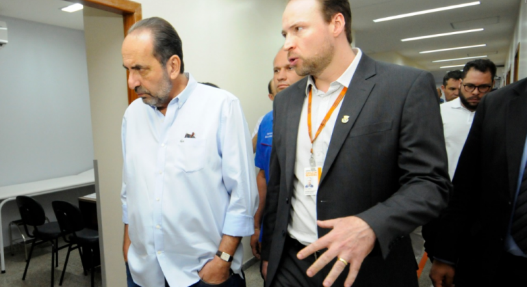 O prefeito de Belo Horizonte, Alexandre Kalil, acompanhado de três homens, percorre corredor do Hospital Municipal Odilon Behrens. 