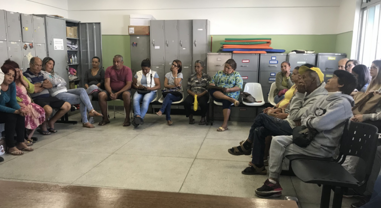 Programa é oferecido nos centros de saúde da para conscientizar sobre os malefícios do cigarro e ajudar os fumantes a tratar a dependência. Foto: Divulgação PBH Mais de quinze pessoas, sentadas, em reunião.