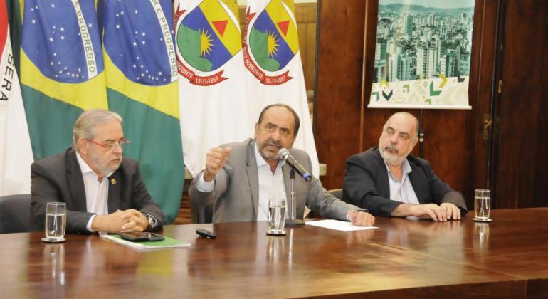 Sentados à mesa no Salão Nobre da PBH, o secretário municipal de Saúde, Jackson Machado, o prefeito de Belo Horizonte, Alexandre Kalil, e o secretário municipal de Fazenda, Fuad Noman.