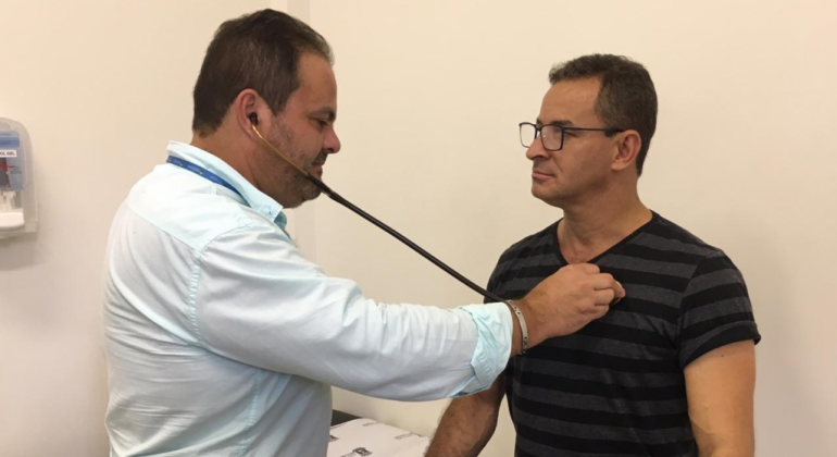 Os centros de saúde Alcides Lins, na Regional Nordeste, Santa Terezinha, e Tirol funcionam no sábado para pacientes com sintomas da dengue. Foto: Divulgação PBH Técnico de saúde escuta coração de cidadão. Foto ilustrativa