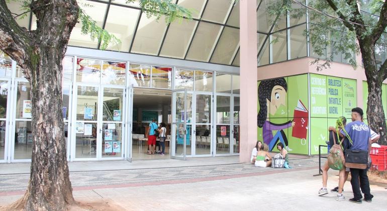 Fachada do Centro de Referência da Juventude, durante o dia. 