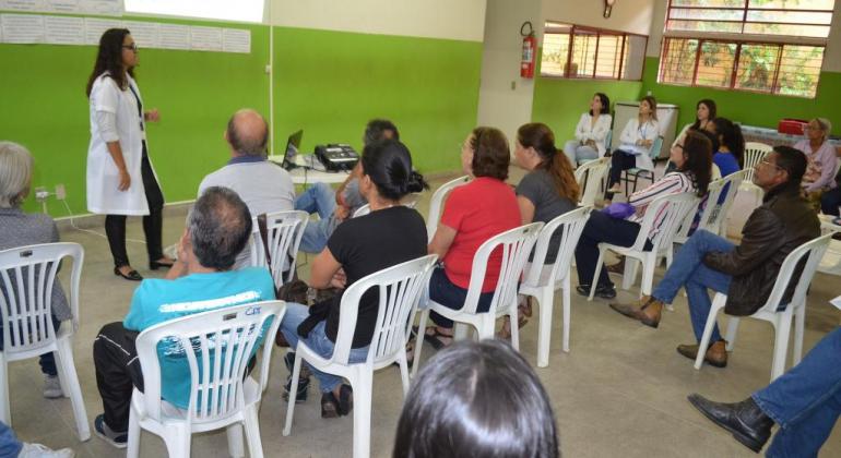 Técnica de saúde dá palestra para mais de dez pessoas. 