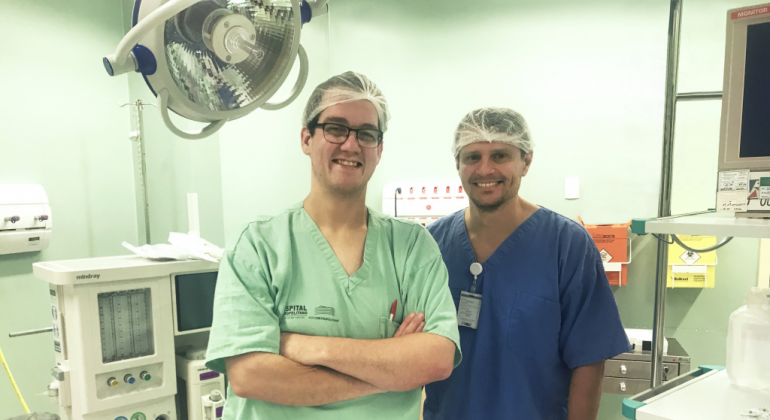 Nova tecnologia incorporada pelo Hospital Metropolitano Dr. Célio de Castro garante mais segurança e agilidade nas cirurgias. Foto: Divulgação PBH Médico e assistente em sala de cirurgia.