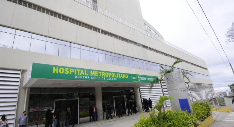 Hospital abre processo seletivo para vagas para biomédico, farmacêutico bioquímico, farmacêutico hospitalar/clínico e enfermeiro. Foto: Rodrigo Clemente/PBH Fachada do Hospital Metropolitano Dr. Célio de Castro, durante o dia.