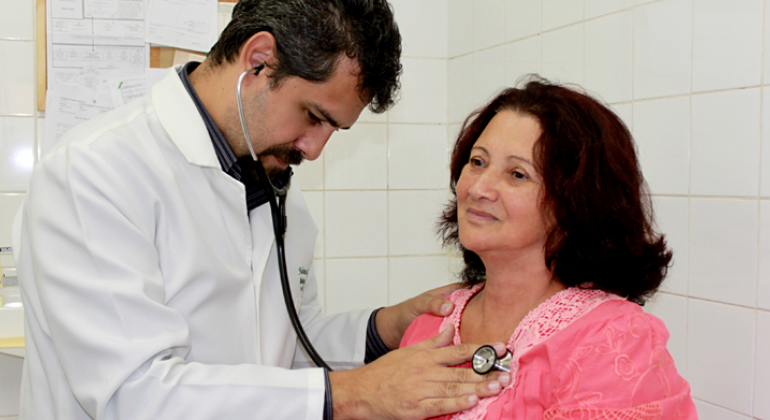 Foto: Divulgação PBH Medico escuta coração de mulher em posto de saúde