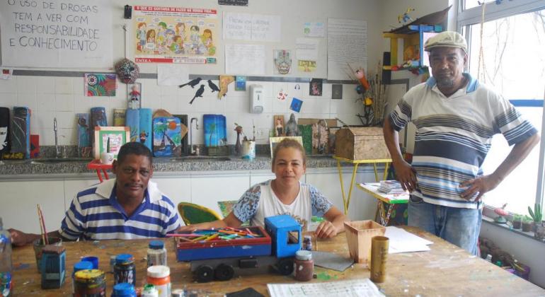 Autonomia e autoestima de usuários do serviço de saúde mental são estimuladas por oficina de arte do Centro de Referência em Saúde Mental. Foto: Mara Damasceno/PBH Dois homens e uma mulher em oficina de arte do Centro de Referência em Saúde Mental Álcool e outras Drogas - Cersam AD Nordeste.