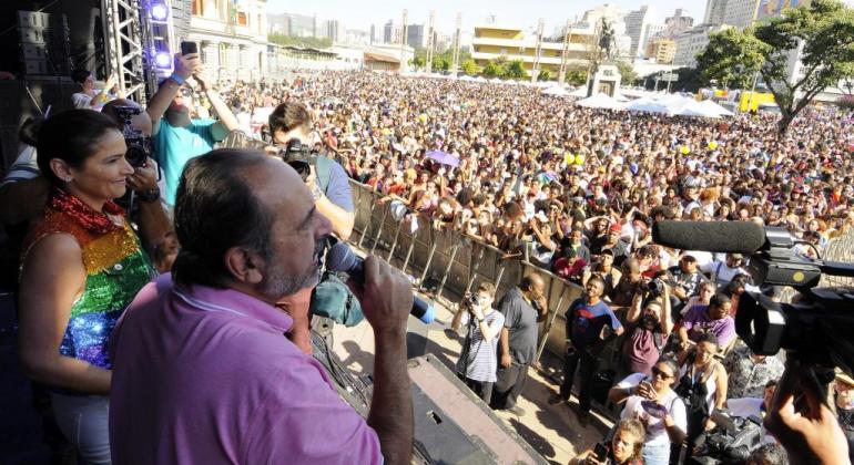 O prefeito de Belo Horizonte, Alexandre Kalil, acompanhado da primeira-dama Ana Laender, fala a um público de mais de 200 mil pessoas na Parada LGBT.