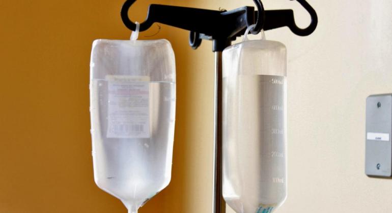PBH abre Centro de Atendimento exclusivo para pacientes com sintomas da dengue Duas bolsas de soro colocadas em um suporte