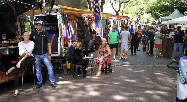 Prefeitura de Belo Horizonte capacita proprietários de food trucks Food Trucks esplhados pela Savassi