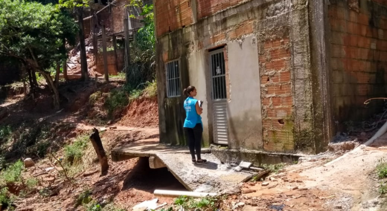 Prefeitura garante assistência médica a atingidos pelas chuvas em Belo Horizonte Agentes de Saúde em atendimentos à comunidade