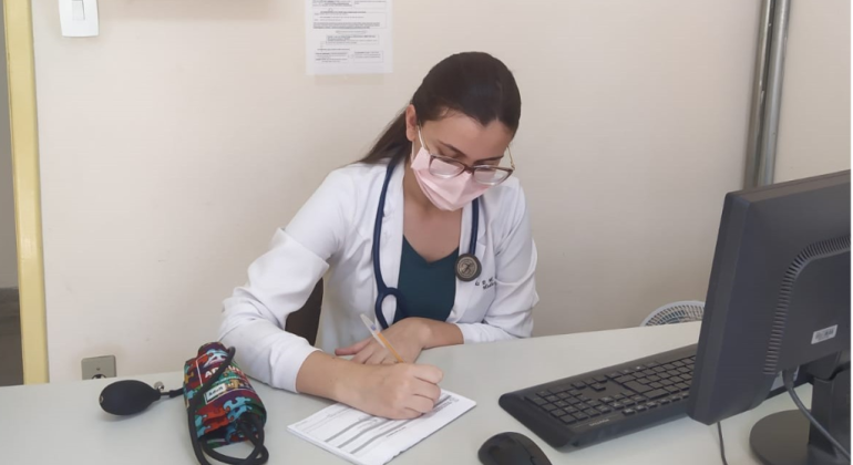 Prefeitura oferece 15 vagas para residência médica e multiprofissional Profissional de saúde de Belo Horizonte durante atendimento