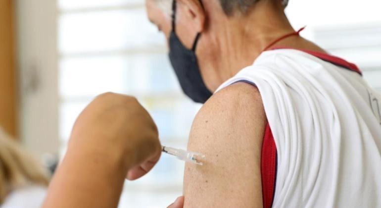Imunossuprimidos e idosos são convocados para imunização com vacina bivalente
