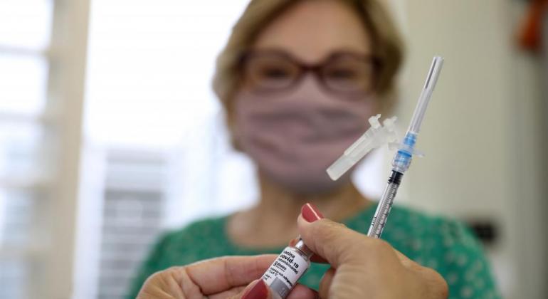 PBH convoca idosos de 79 a 75 anos para vacina contra Gripe e 4ª dose da Covid PBH convoca idosos de 79 a 75 anos para vacina contra Gripe e 4ª dose da Covid