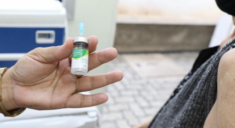 PBH amplia vacinação contra a Gripe a partir desta quarta-feira, dia 9 Mão mostrando ampola de vacina